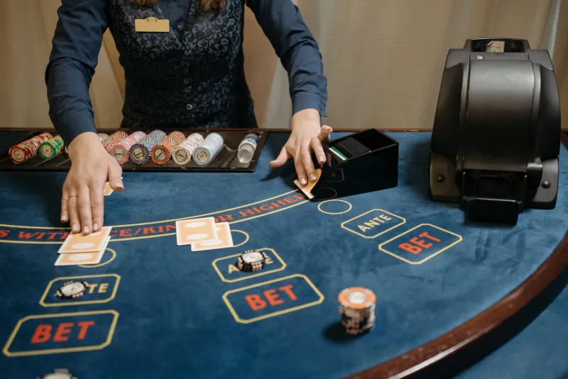 Van Gokker naar Strateeg: De Wiskunde Achter Winnend Blackjack Spelen
